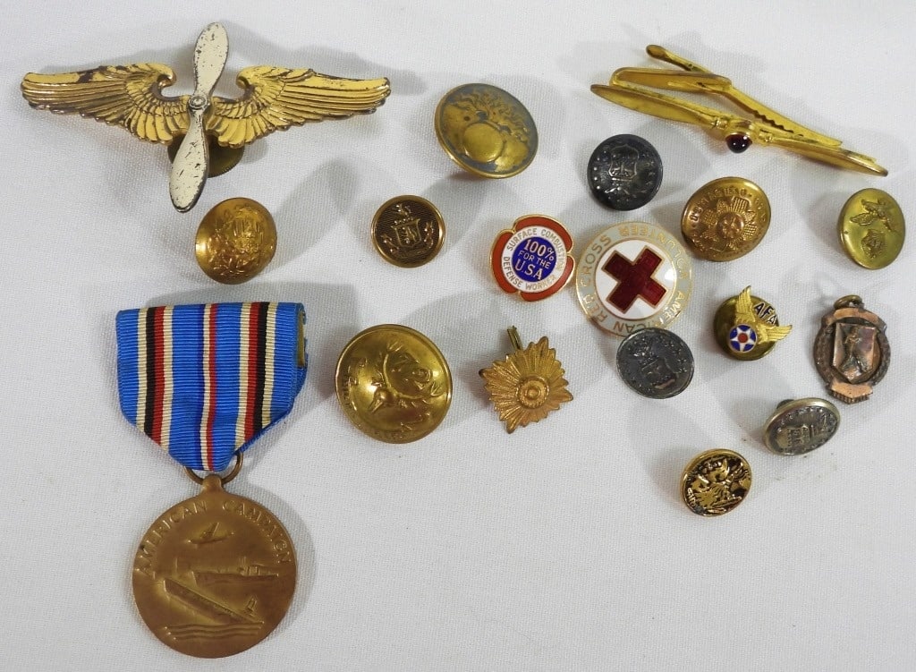 MILITARY PILOTS PINS & MILITARY MEDAL (1 of 2)