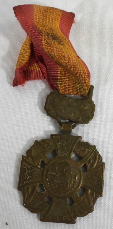 FOREIGN VIETNAM MEDAL / RIBBON: MISSING PIN