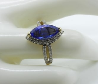 10KYG TANZANITE DIAMOND RING