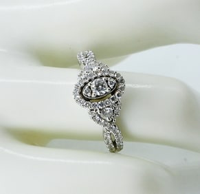 10KWG DIAMOND HALO ENGAGEMENT RING