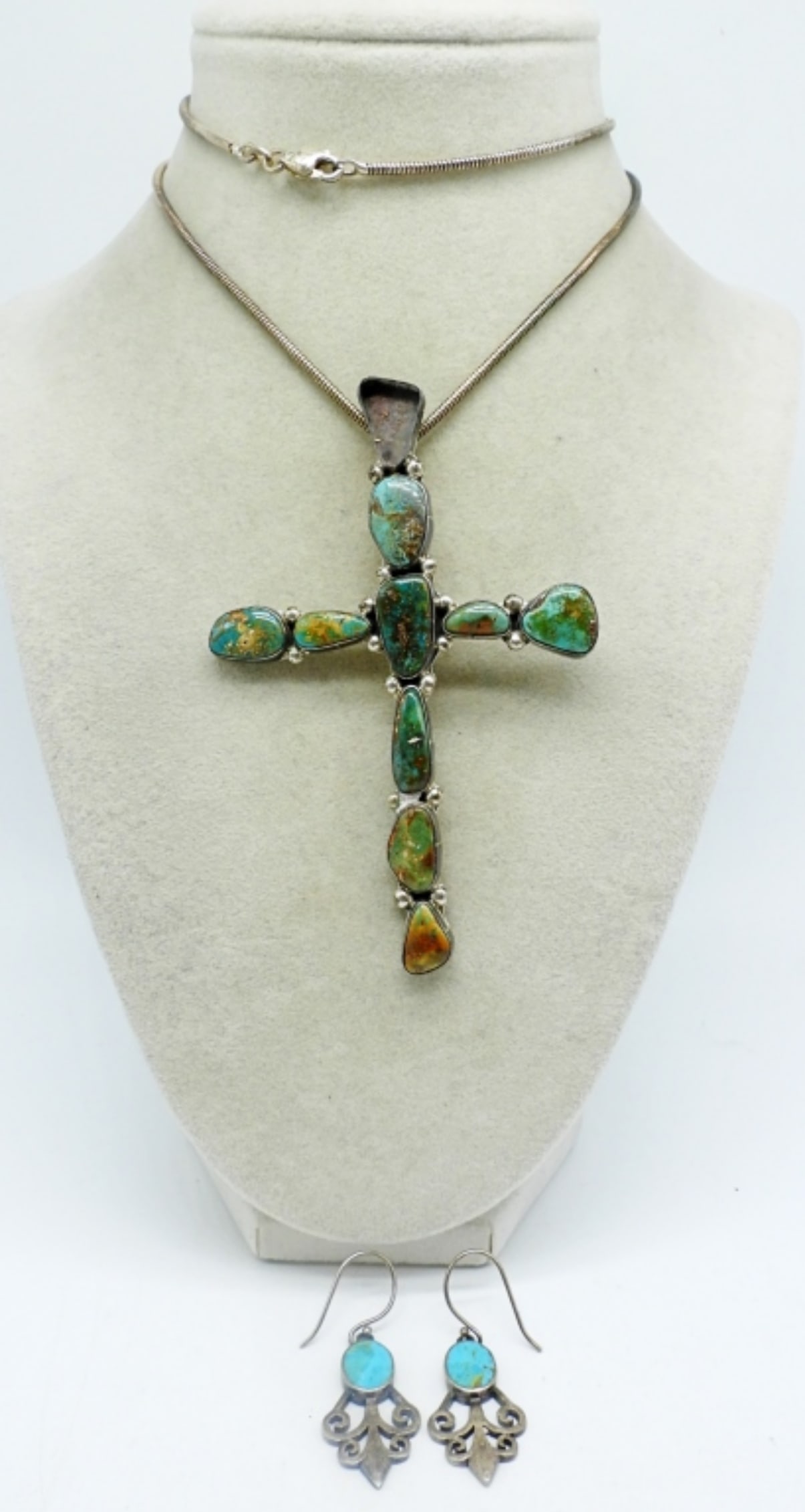 VINTAGE 925 TURQUOISE CROSS & EARRINGS: VINTAGE / ANTIQUE STERLING CROSS PENDANT WITH BEAUTIFUL TURQUOISE GEMSTONES. MISSING ONE STONE, 22" CHAIN. PIERCED DROP EARRINGS WITH TURQUOISE. (20.1 DWT)
