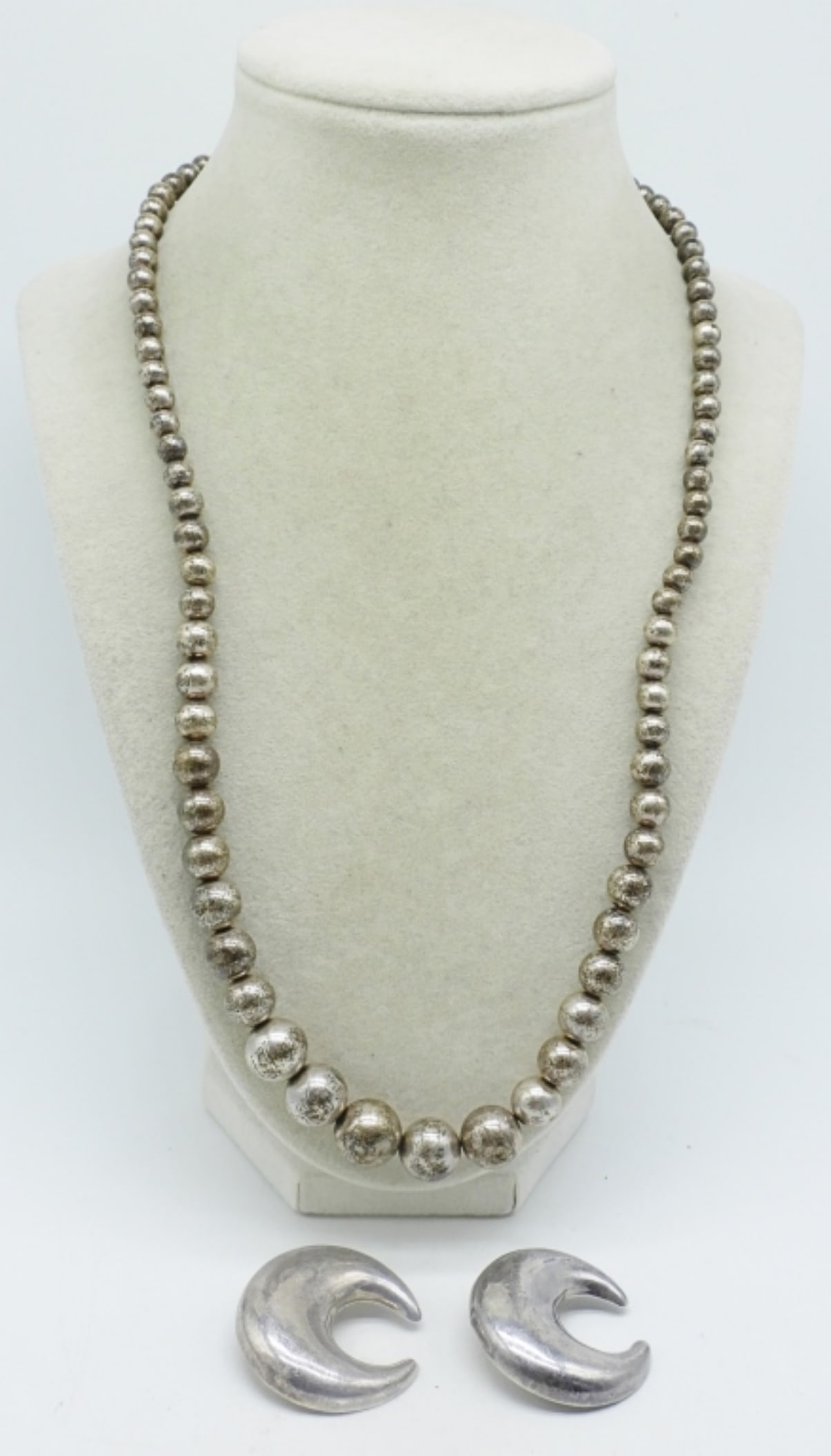 STERLING GRADUATED BEAD NECKLACE +: VINTAGE STERLING GRADUATED BEAD NECKLACE, 22". VINTAGE STERLING CLIP ON EARRINGS. (36 DWT)