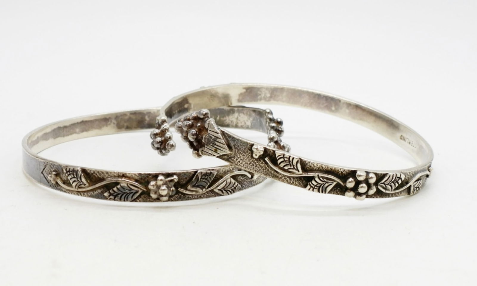 GRAPE VINE 925 BANGLE BRACELETS: GRAPE VINE STERLING ETCHED BANGLE/CUFF BRACELETS. 9". (31.8 DWT)