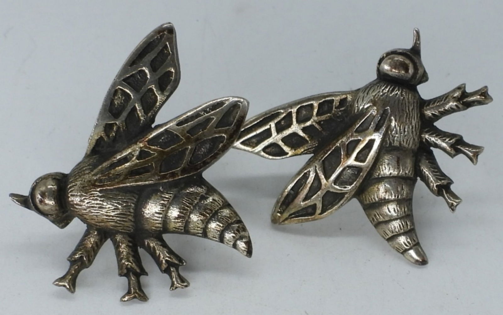 VIKING CRAFT BEE SCREW BACK EARRINGS (1 of 2)