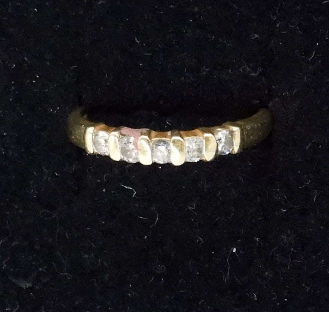 14K YELLOW GOLD DIAMOND WEDDING BAND: 14K YELLOW GOLD, 5 ROUND DIAMONDS, WEDDING BAND. SIZE 5 (1.1 DWT)