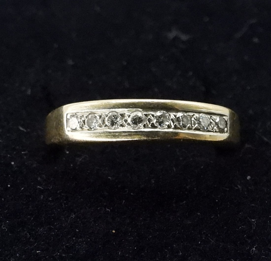 14K YELLOW GOLD - 8 DIAMOND RING: 14K YELLOW GOLD , 8 ROUND DIAMOND RING. SIZE 6. (2.1 DWT)