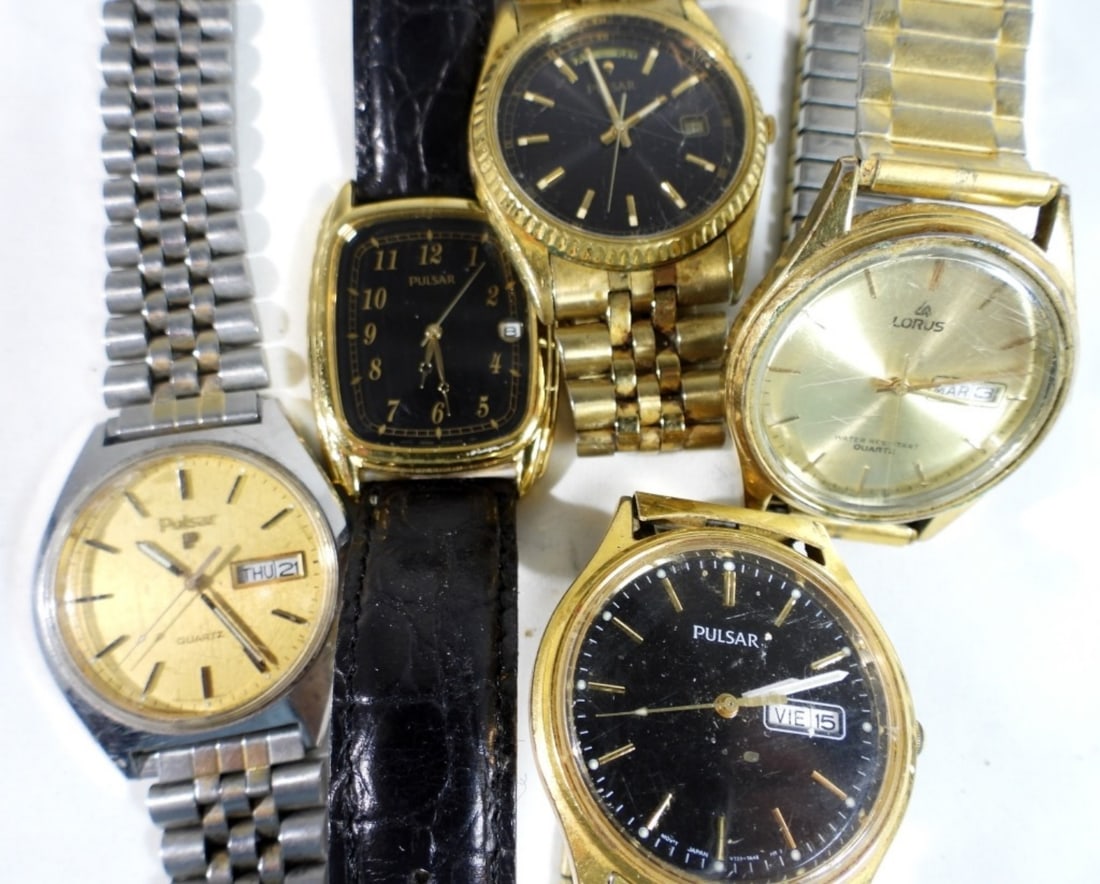 (5) MIXED LOT MENS WATCHES DAY/DATE: WATCHES ARE NOT VERIFIED, AUTHENTICATED OR TESTED IN RUNNING CONDITION UNLESS SPECIFIED, INCLUDING (4) PULSAR, LORUS