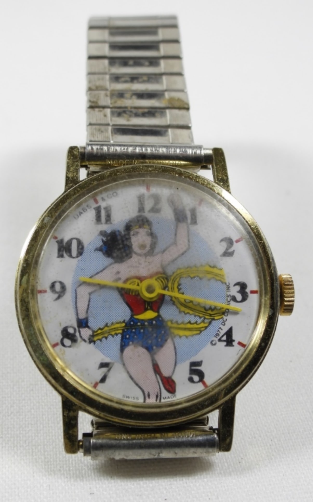 VINTAGE WONDER WOMAN STRETCH WATCH: VINTAGE SILVER TONE WONDER WOMAN STRETCH WATCH. WATCH UNTESTED/BRAND UNVERIFIED. MAY NEED PARTS OR REPAIR TO WORK.