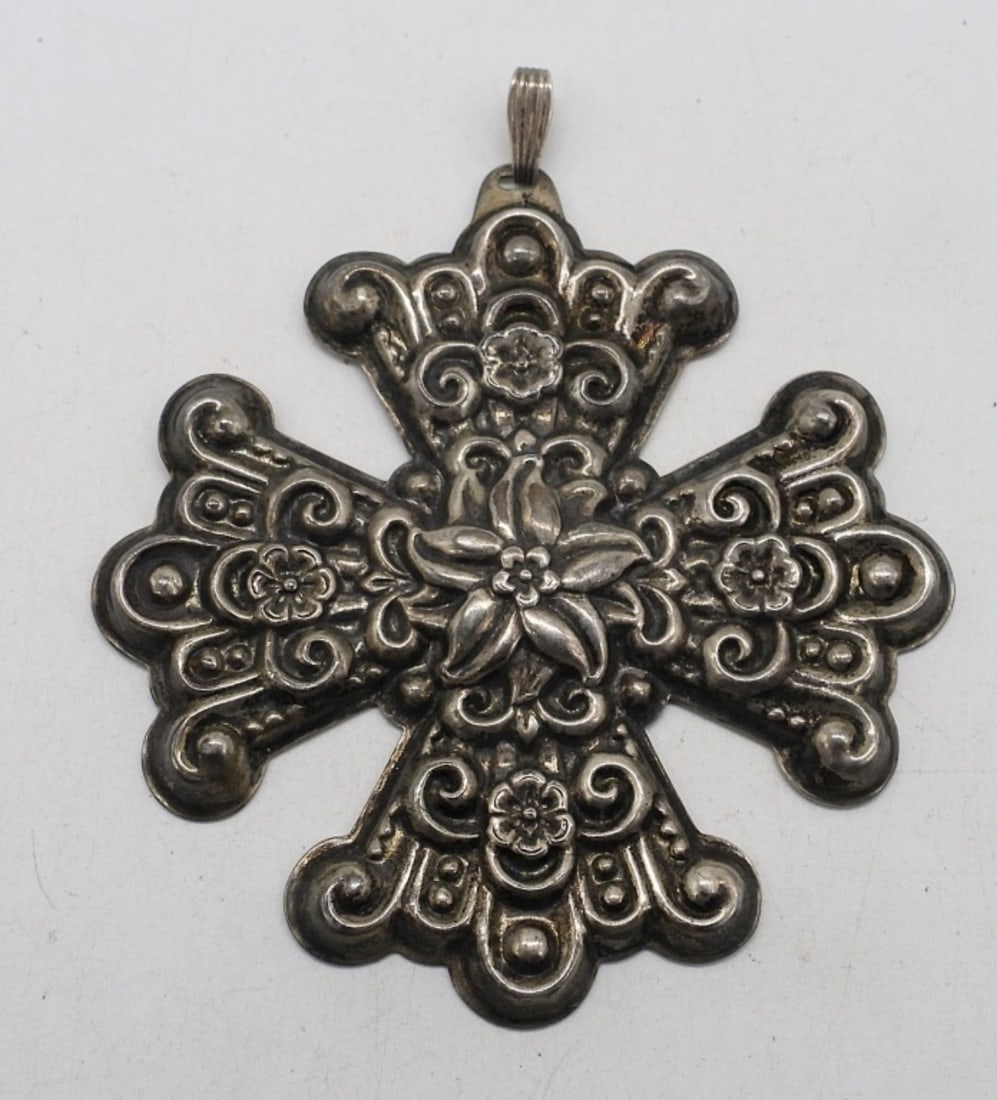 1974 REED & BARTON CROSS 925: 1974 STERLING REED & BARTON CHRISTMAS CROSS. 3". (13.5 DWT)
