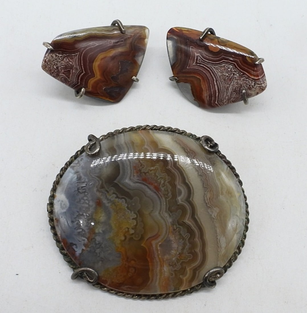 AGATE IN STERLING EARRINGS / PIN: AGATE GEMSTONES SET IN STERLING SILVER (MARKED STERLING). PIN IS 2", CLIP ON EARRINGS ARE 1". (10 DWT)