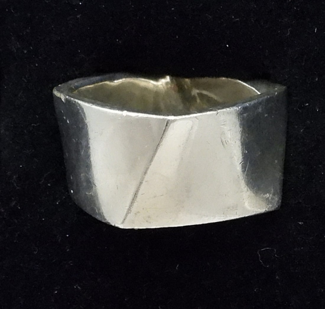 TIFFANY & CO. STERLING RING (1 of 4)