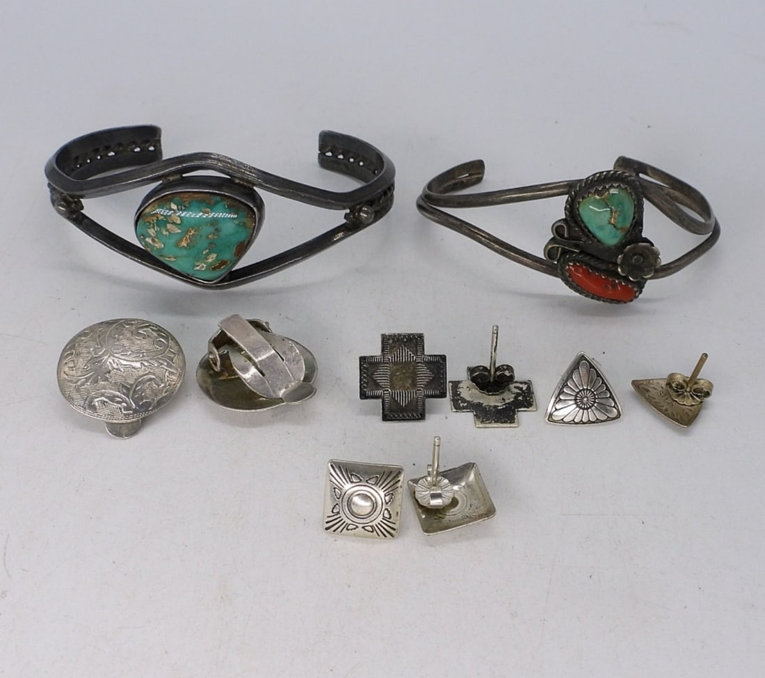 TURQUOISE BRACELETS 925 & EARRINGS: ALL STERLING. FOUR PAIR OF PIERCED EARRINGS AND TWO CUFF BRACELETS WITH TURQUOISE GEMSTONES. (27 DWT)