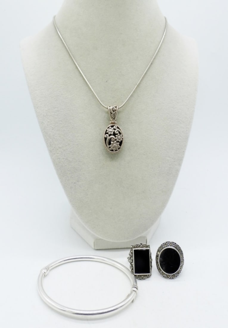 925 BLACK ONYX NECKLACE, RINGS +: VINTAGE STERLING BLACK ONYX JEWELRY. NECKLACE IS 18". RINGS ARE 6 & 8. BRACELET 7". (24.9 DWT)