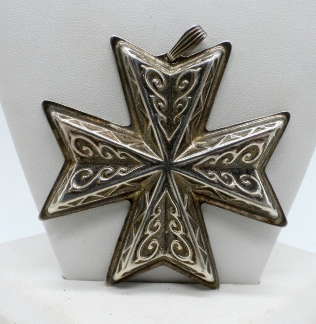 1977 REED & BARTON STERLING ORNAMENT: 1977 REED & BARTON STERLING ORNAMENT. 3". (10.9 DWT)
