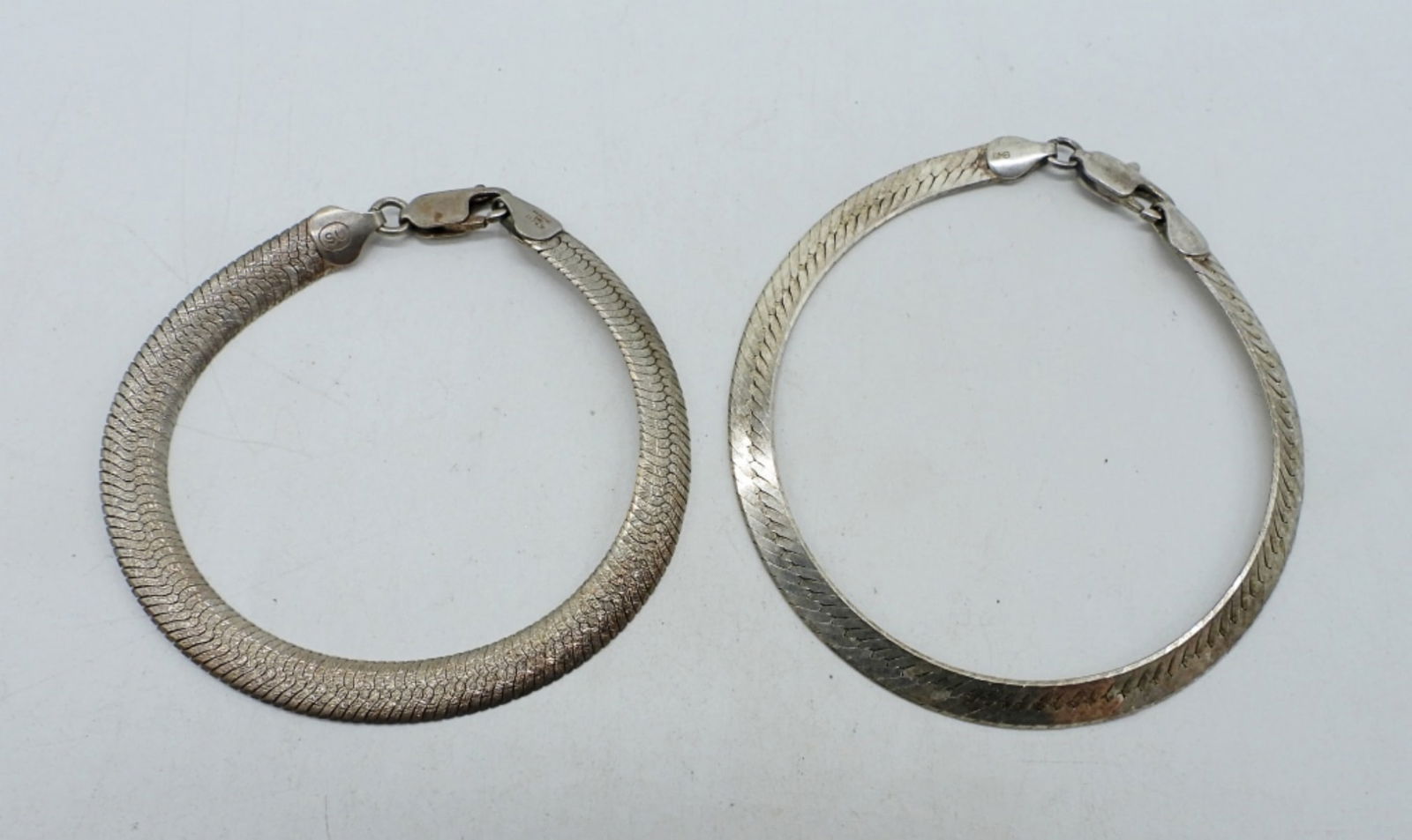 (2) STERLING CHAIN BRACELETS: TWO VINTAGE STERLING CHAIN BRACELETS. TARNISHED, NEED A GOOD CLEANING. 7-8". (10 DWT)