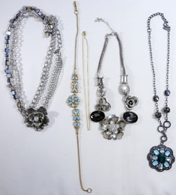 1944 Necklaces With Flower Charms