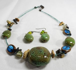 1 Necklace And 1 Pair Of Earrings