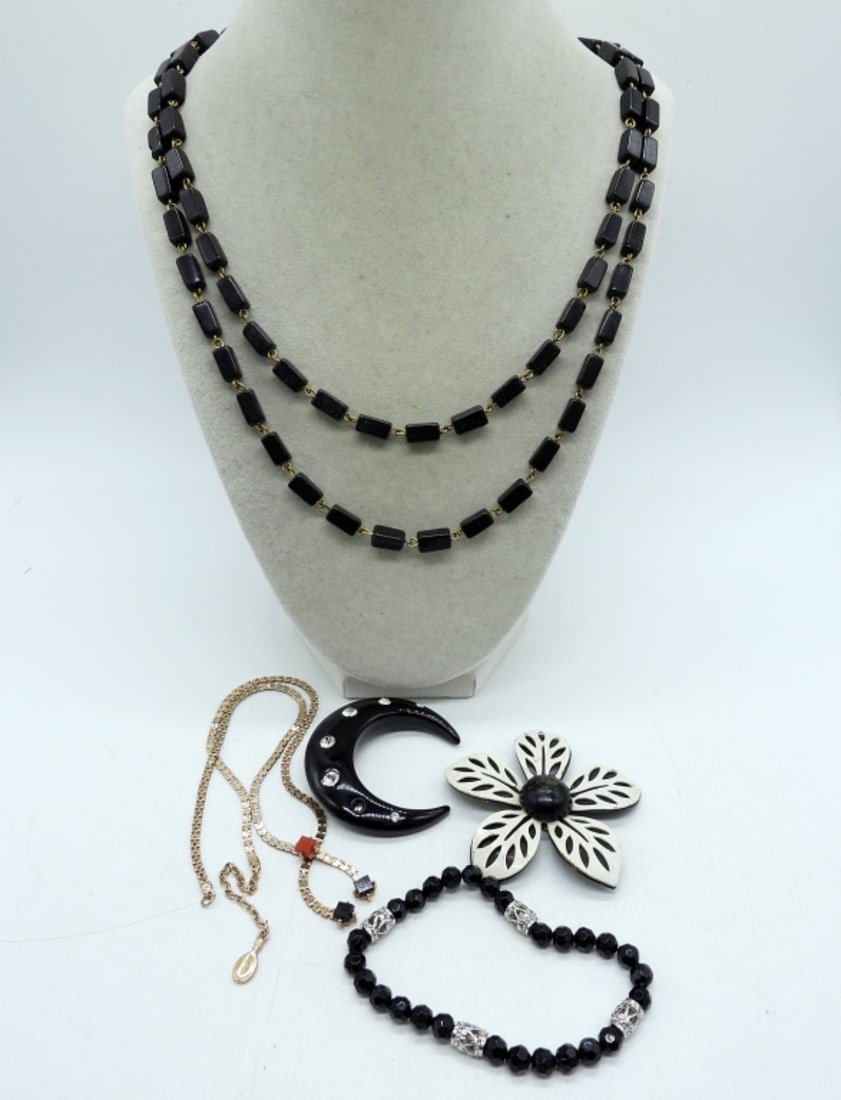 Black & White Fashion Jewelry: Two necklaces, 20" & 40". Two brooches, 2.5", stretchy bracelet.