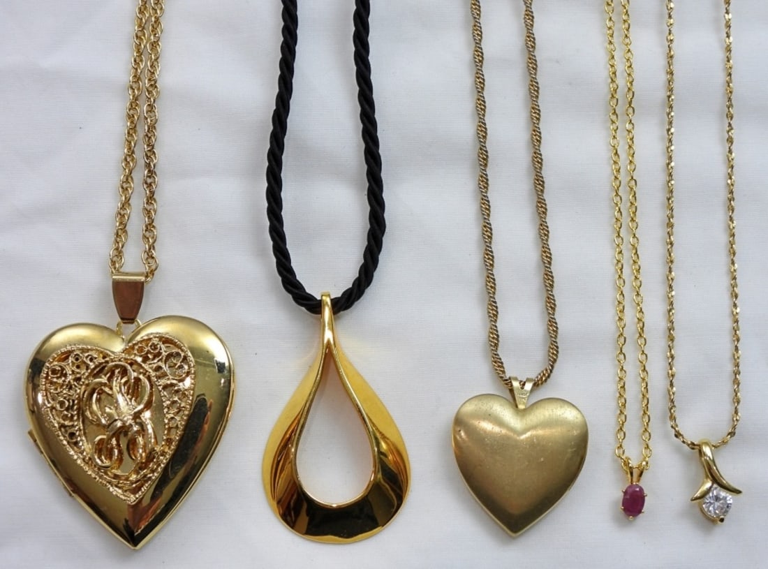Stunning Necklace Lot: Stunning necklace lot. 5 necklaces, hearts & tear drops.