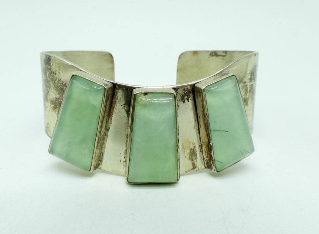 Jay King Sterling Green Gemstone Bracelet: Vintage Jay King "DTR China 925" unidentified green gemstone bangle bracelet. 7". (36 dwt)