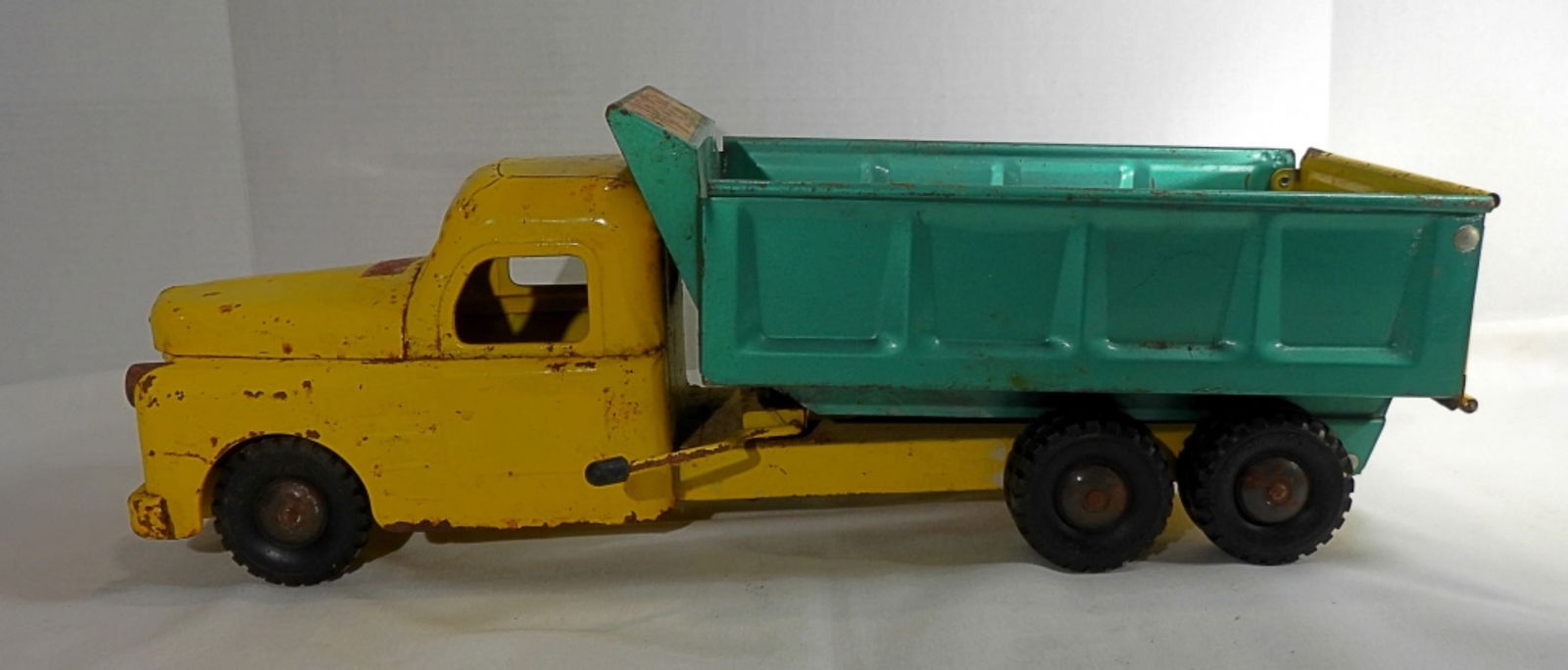 Vintage Structo Pressed Steel Dump Truck (1 of 11)