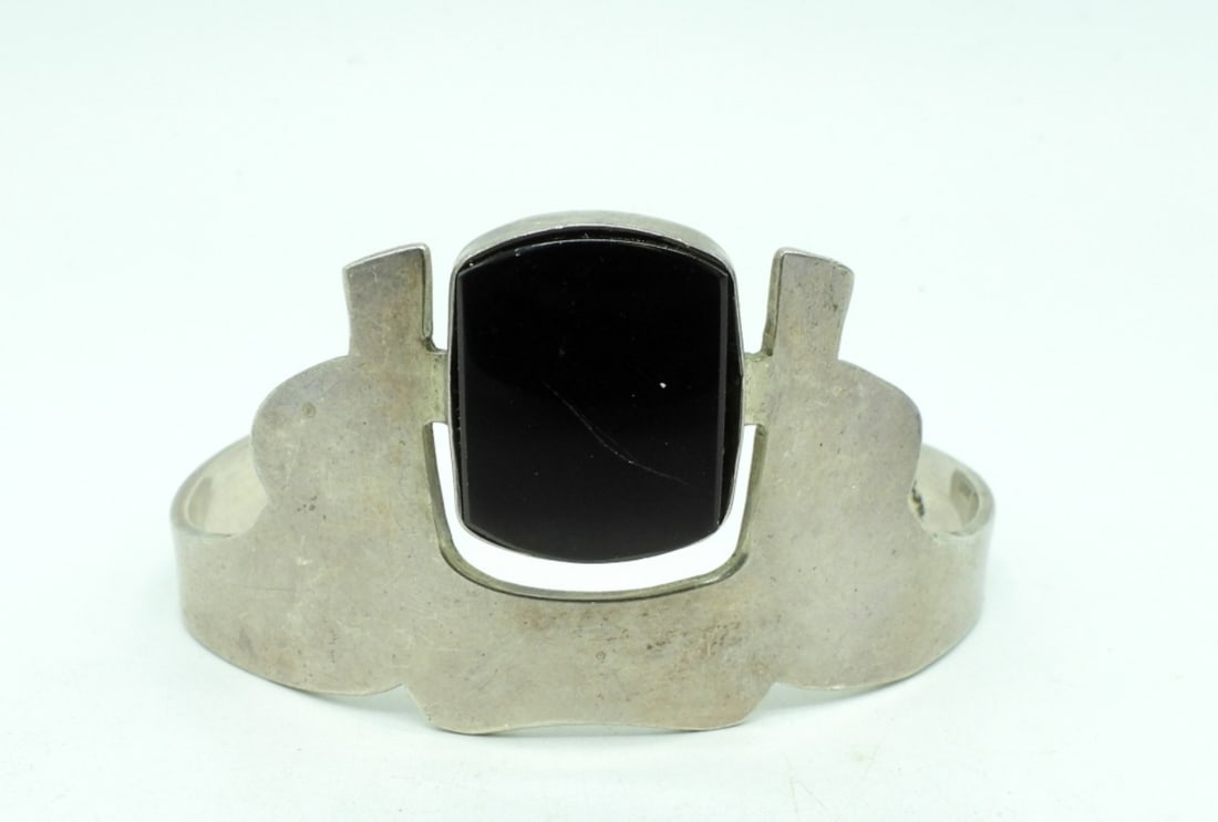 Taxco Sterling Onyx Bracelet: Taxco sterling black onyx bracelet. Marked "Mexico 925 CHS TP-20". (22.9 dwt)