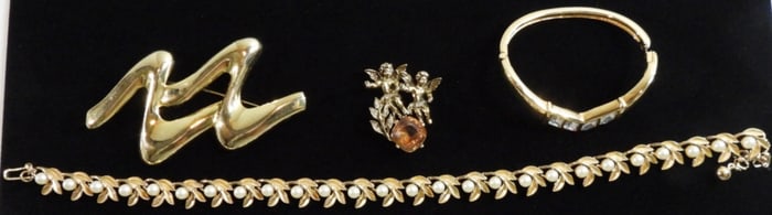 (1) Bracelet (1) Necklace (2) Brooches