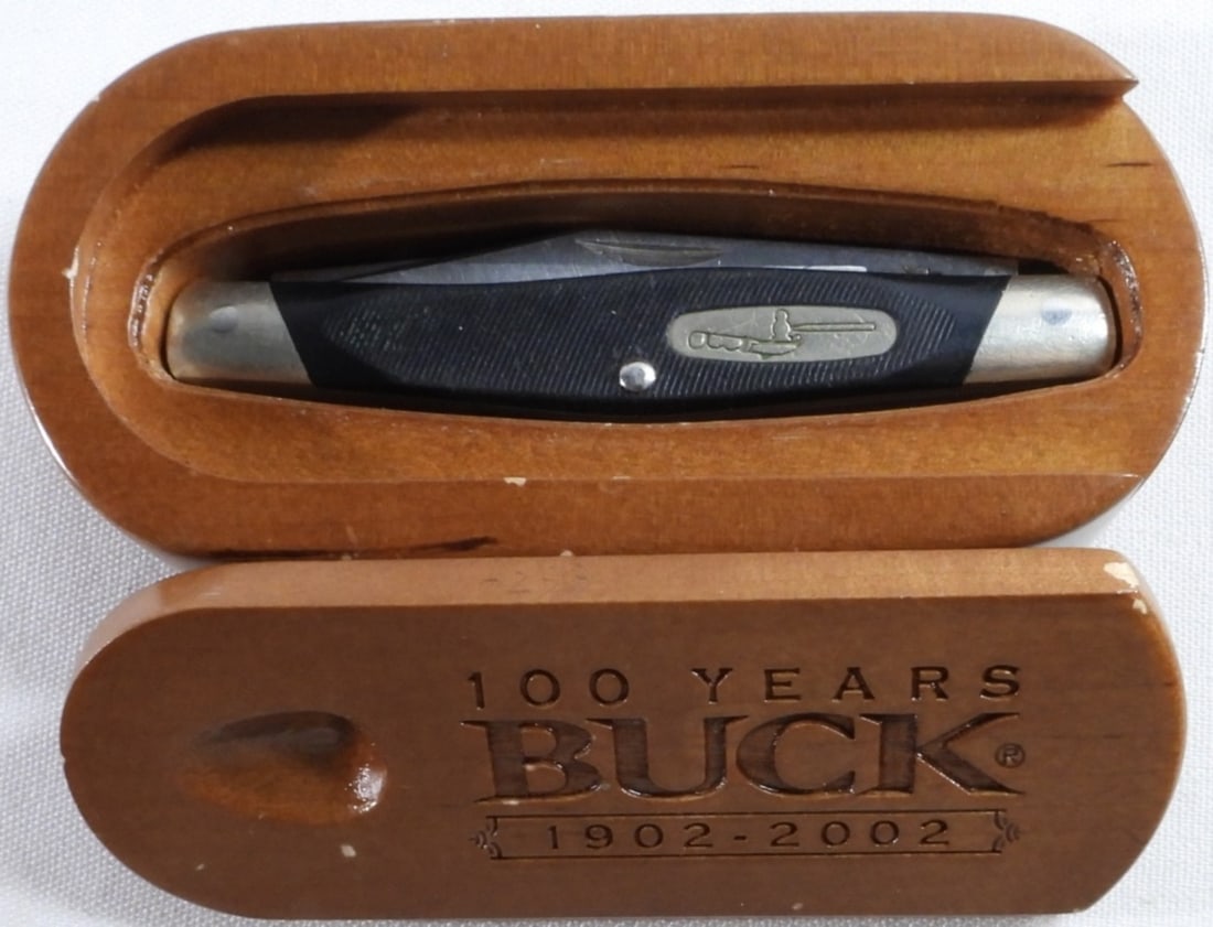 Buck Knife 303T: Comes with wooden box
