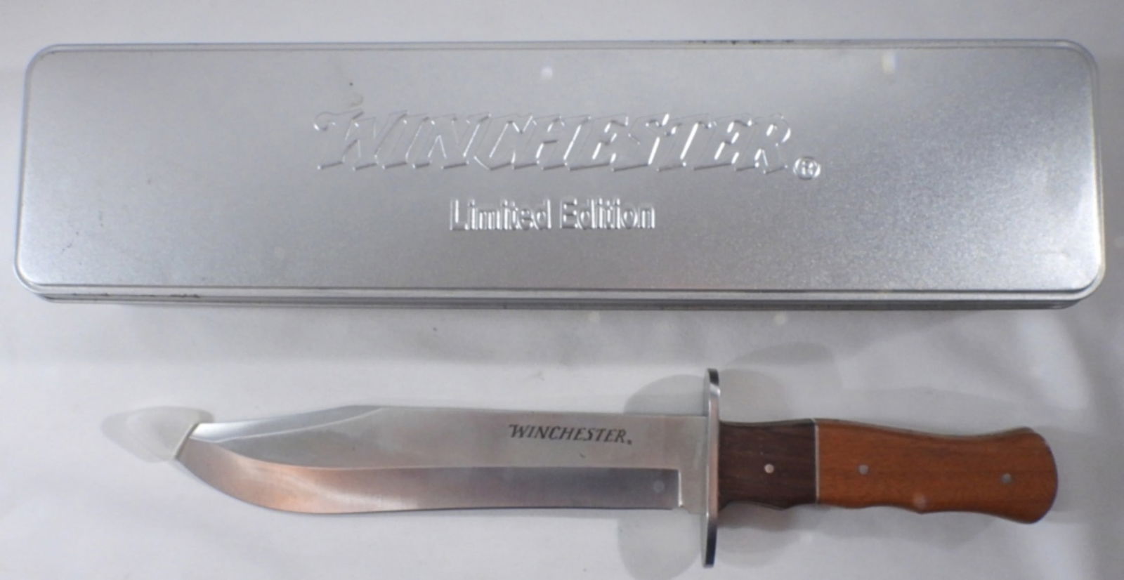 Winchester Bowie Knife: Limited edition in a silver tin