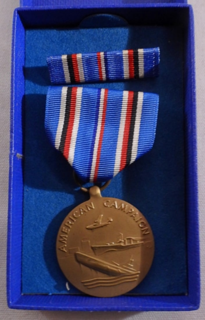 1941-1945 American Campaign Service Medal: Vintage WW2 U.S. Military 1941-1945 America Campaign Service medal set/ in box.