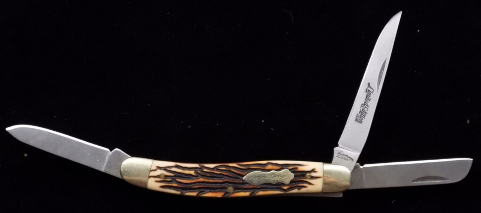 Schrade Uncle Henry Three-Blade Knife (1 of 3)