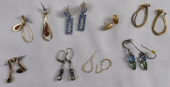 (8) Post Earrings
