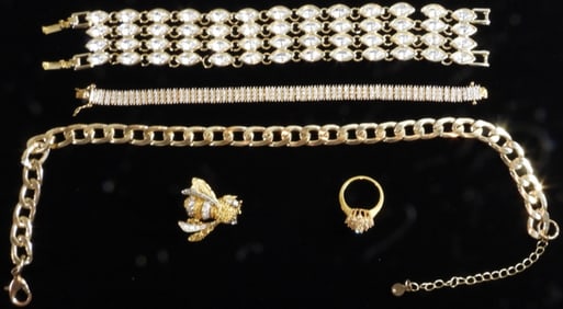(2) Bracelets (1) Brooch (1) Ring (1) Necklace