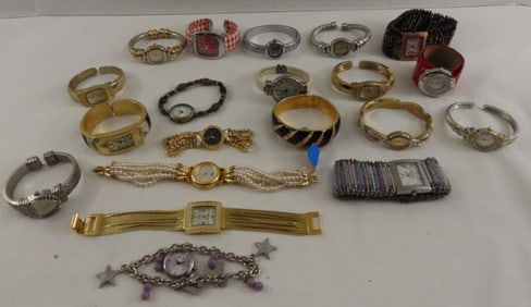 (20) Women's Bracelet-Style Watches