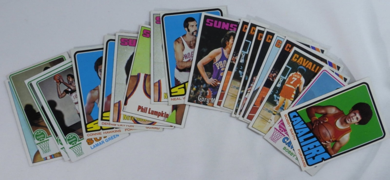Mixed Basketball Cards Cavaliers And Suns: Mixed lot of Cavaliers and Suns basketball cards, some of which include Bobby Smith #149, Gary Melchionni #21, and more.