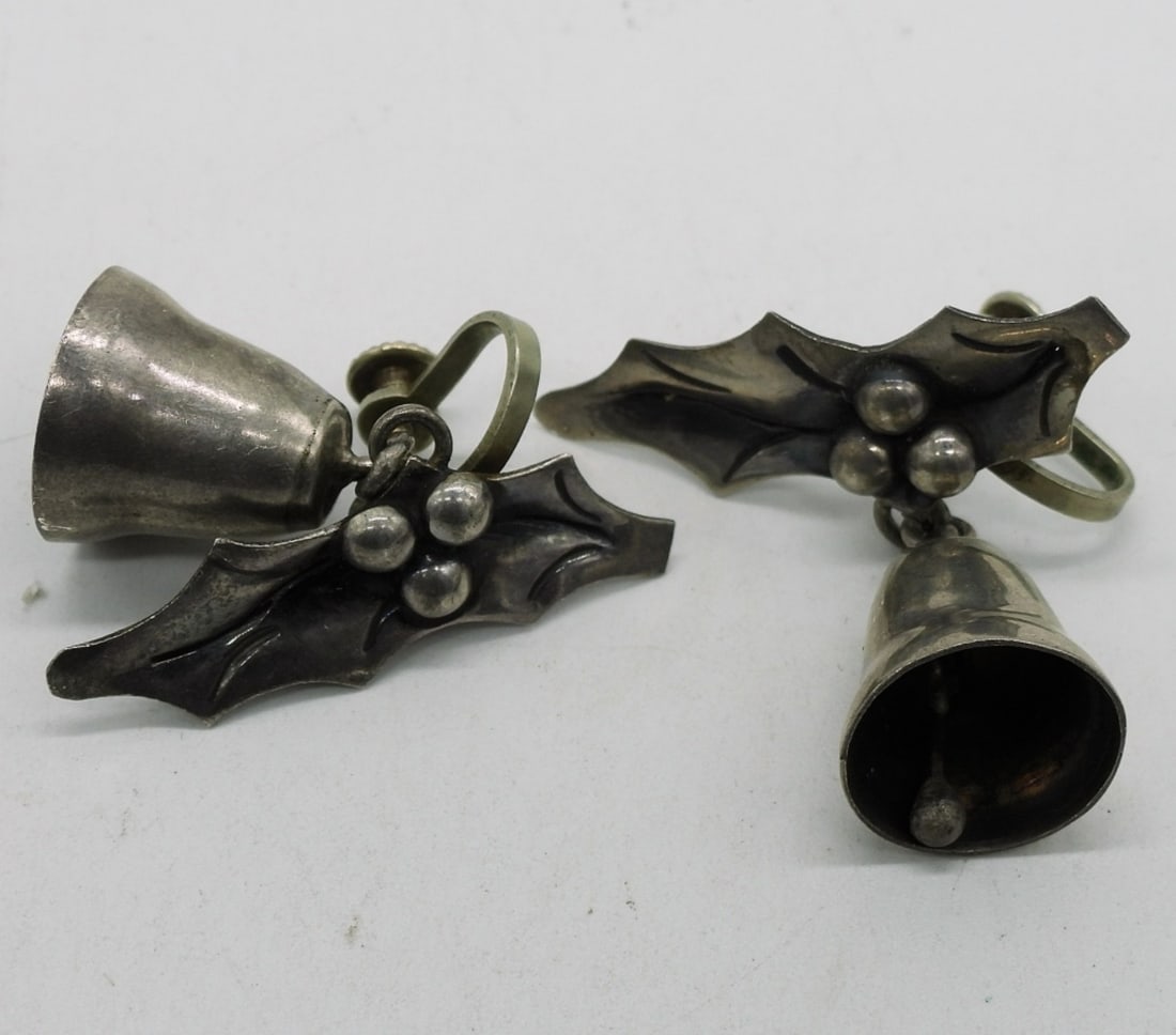Taxco Holly berry Screwback 925 Earrings: Taxco holly berry screwback sterling earrings. (6.8 dwt)