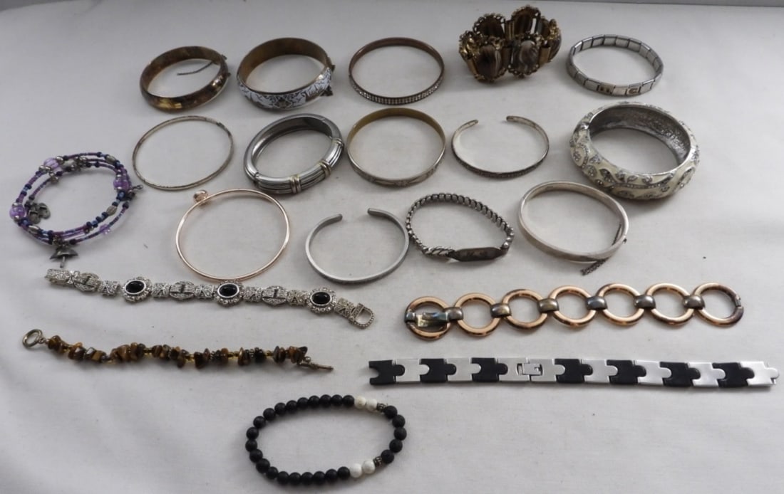 (20) Bracelets: Change your style every day