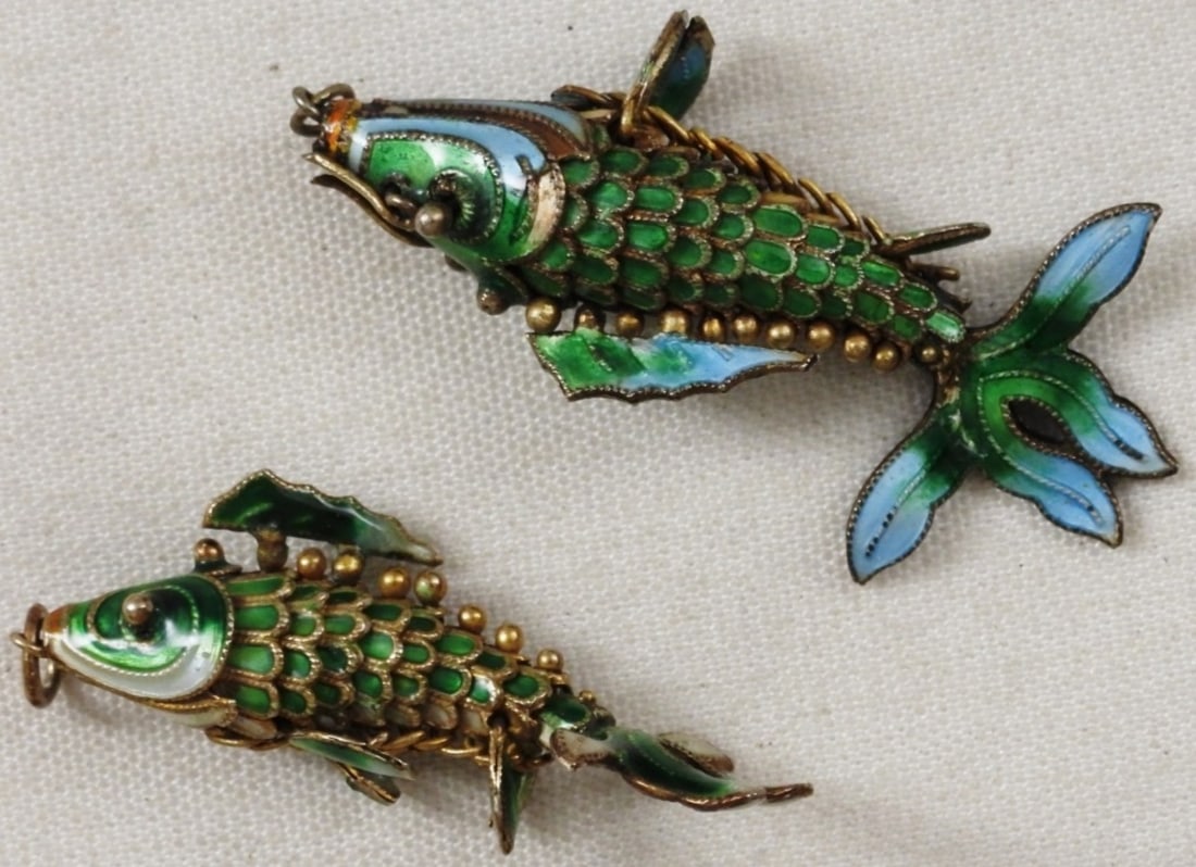 2 Enamel Coated Fish Pendants: Green moving fish pendants