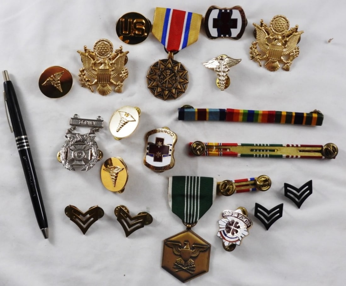 Newer Looking War Medal Lot: Mixed lot of war medals, rank pins, ribbon medals.