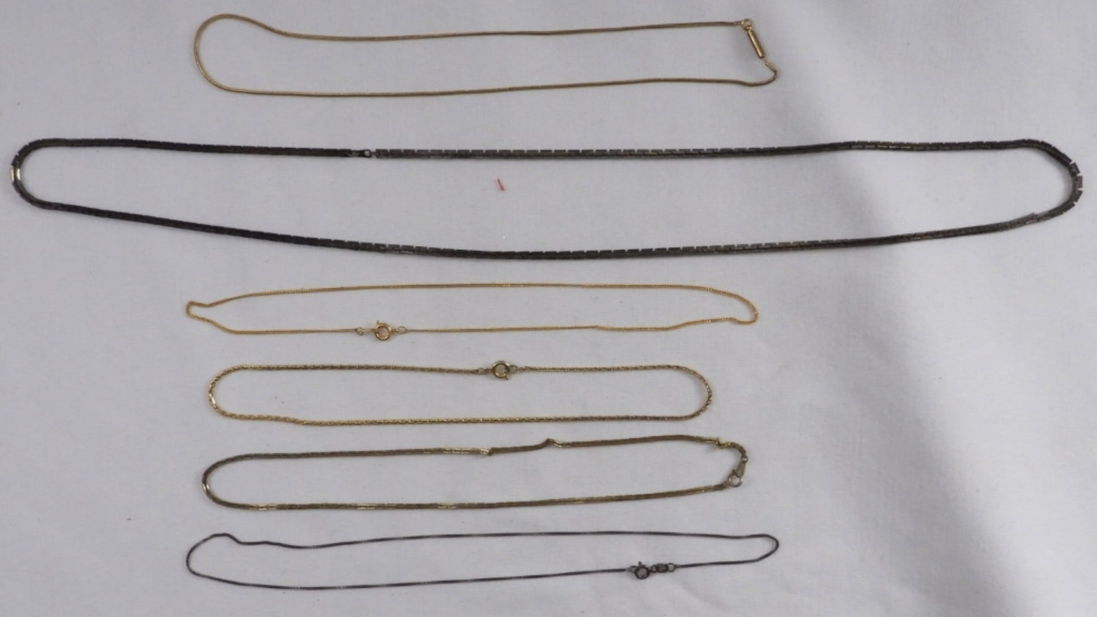 Variety of (6) Chain Necklaces: Pretty necklaces