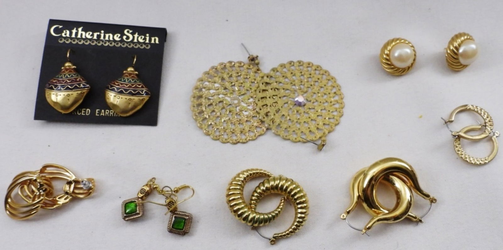 (8) Gold-Toned Earrings: Lots of gold toned style earrings