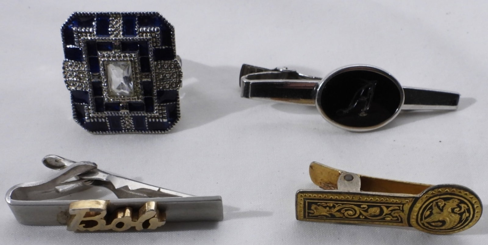 Mens Accessories: Mixed Lot of Clips and a ring