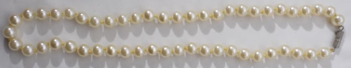 (1) Faux Pearl Necklace