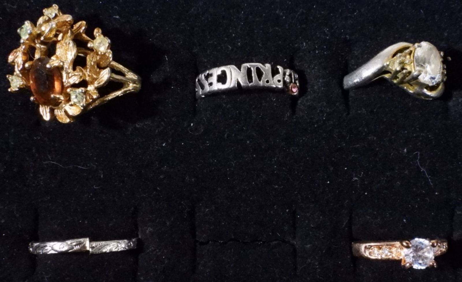 (5) Women's Rings: Various sizing
