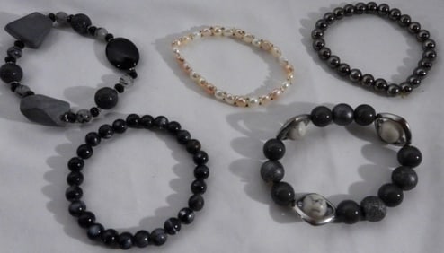 (5) Beaded Bracelets, (1) White, (4) Black