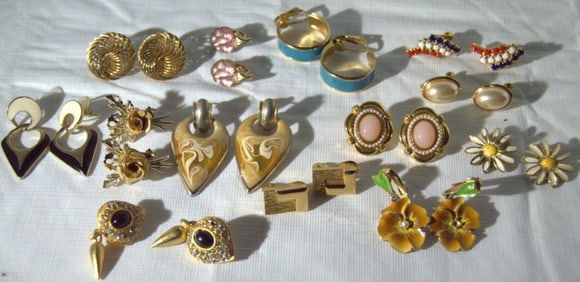 (13) Pairs Of Fun Earrings