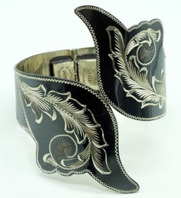 Vintage 925 Etched Spring Hinged Cuff