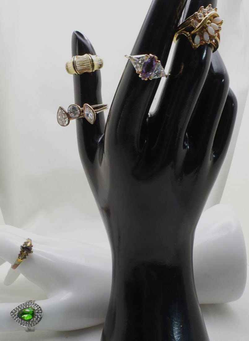 (6) Womens Rings: Sizes range from 5-10