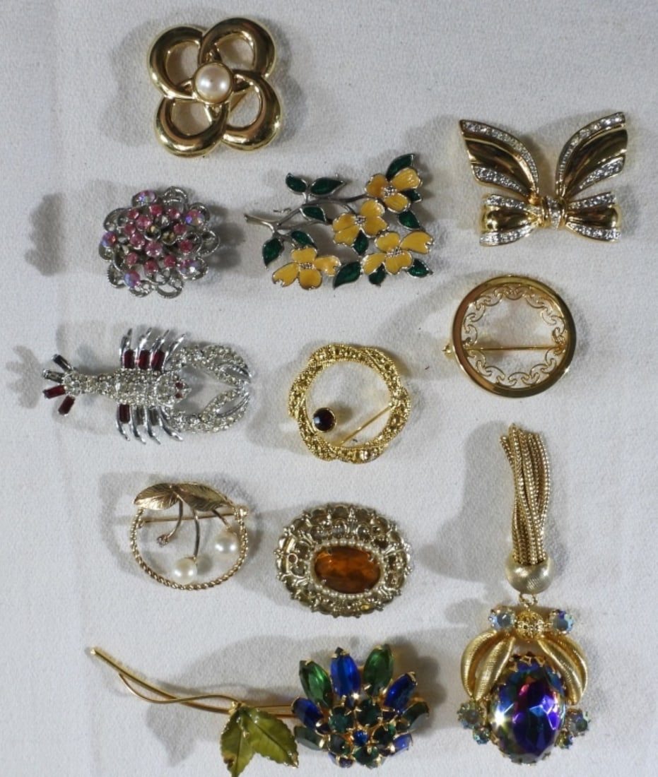 (11) Beautiful Brooches: Various kinds of brooches, flowers, beads, and more