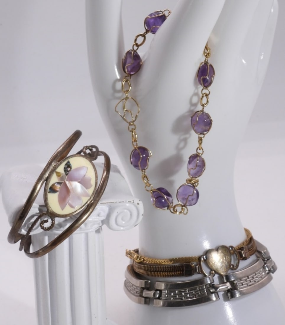 (5) Small Bracelets: Beautiful pieces, different kinds to choose from